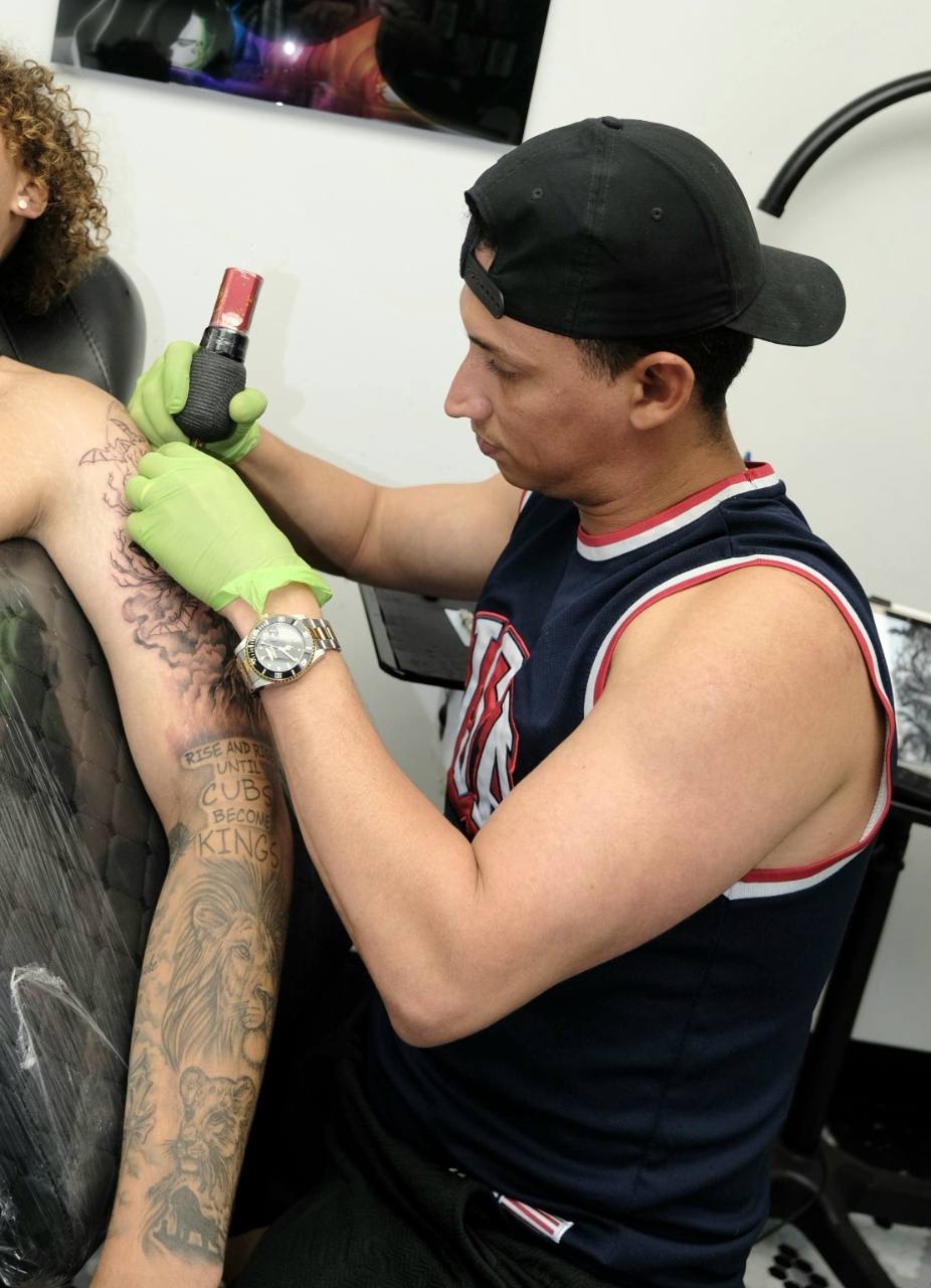 Adriano tatuando / Adriano at work